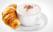 Két Café Latte választható ízesítéssel vagy forró csoki vagy tea két croissant-nal a Karolin Caféban